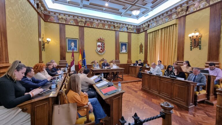 La corporación municipal de Valdepeñas cambia con Cándido Simarro saliendo del PP, para ser edil no adscrito