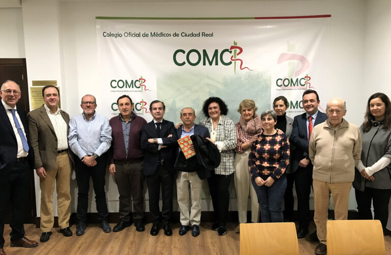 El doctor Manuel Bujaldón Arredondo recibe el premio al mérito profesional de los médicos de Ciudad Real