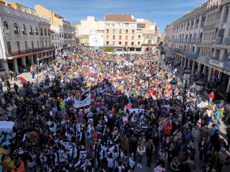 Unos 3.000 niños ponen a Ciudad Real patas arriba con su desfile escolar
