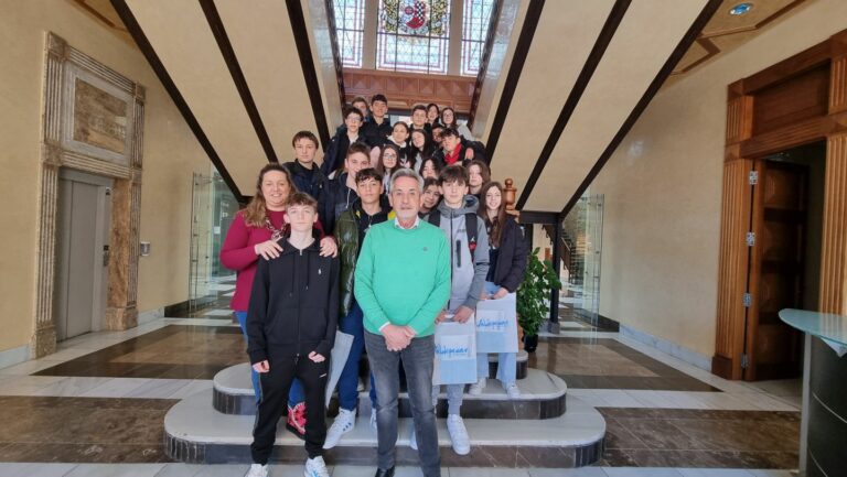 El alcalde de Valdepeñas recibe a una veintena de alumnos y alumnas italianos de intercambio