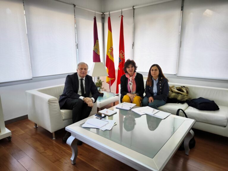 El alcalde Francisco Cañizares se reúne con el Colegio oficial de Farmacéuticos de Ciudad Real