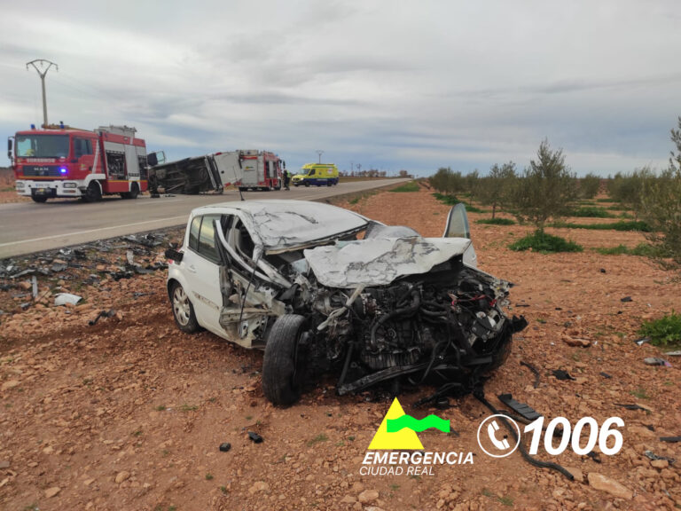 Cuatro heridos, entre ellos un bebé de 5 meses, tras chocar un turismo y una furgoneta en La Solana