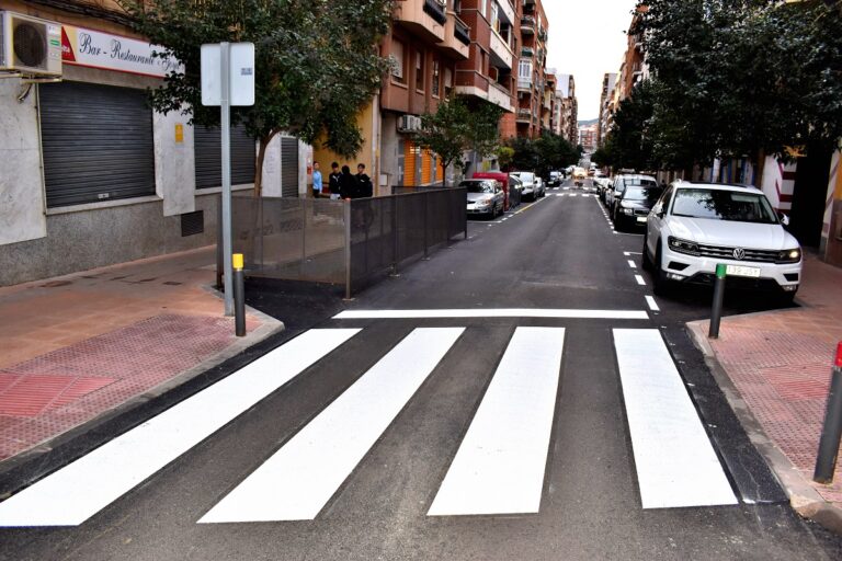 Puertollano: La calle Goya mejora su seguridad vial con la señalización del pavimento tras los trabajos de asfaltado