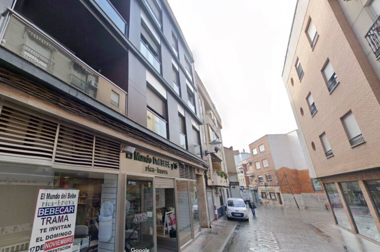 Puertollano: Un fondo buitre británico subasta cuatro apartamentos de un mismo bloque en pleno centro comercial