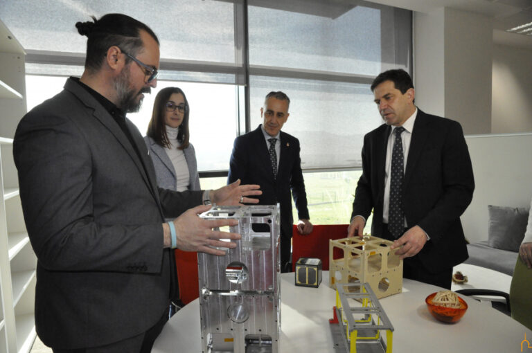 Valverde comprueba en Deimos el importante lugar que ocupa Puertollano en la industria aeroespacial