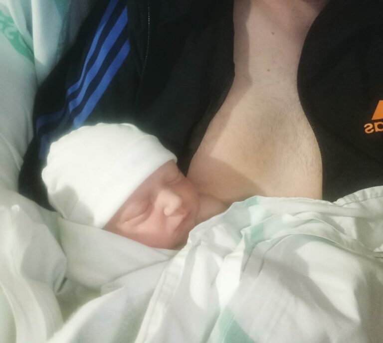 Daniel se convierte en el primer recién nacido en Puertollano que contacta «piel con piel» con su papi