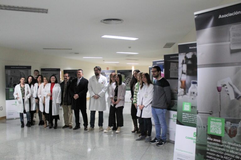 El hospital de Ciudad Real acoge la exposición con la que la AECC celebra medio siglo apoyando proyectos y avances en investigación oncológica