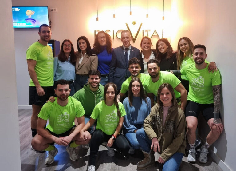 El alcalde de Puertollano se suma a las clases solidarias de Fisiovital en el día mundial contra el cáncer
