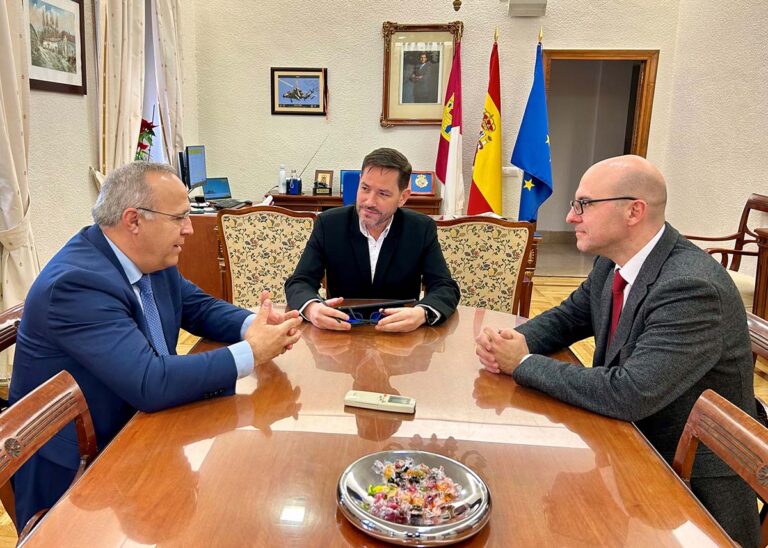 El subdelegado del Gobierno en Ciudad Real se reúne con el director de Repsol en Puertollano