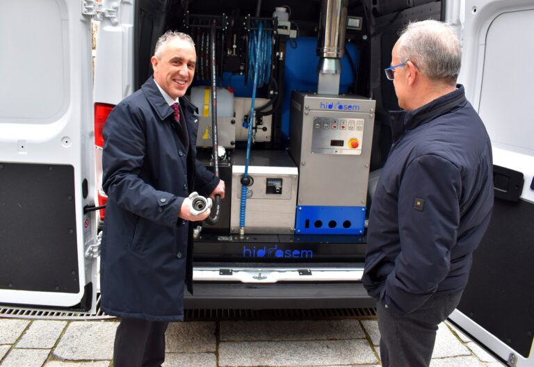 Llega a Puertollano un equipo de agua caliente a presión para limpieza especial