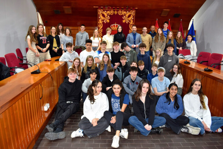 Estudiantes británicos visitan el Ayuntamiento en un intercambio con Salesianos