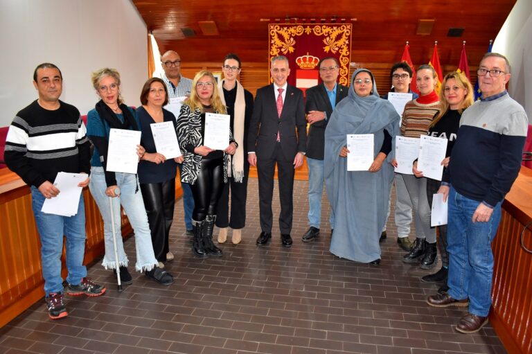 Puertollano: Alumnos del programa «Renaturaliza» diseñan el jardín vertical que embellecerá la fachada del Ayuntamiento