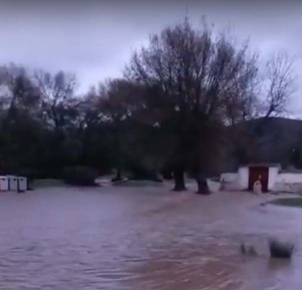 Puertollano: Una impresionante crecida del río Montoro aporta gran caudal al pantano e inunda la aldea de Ventillas