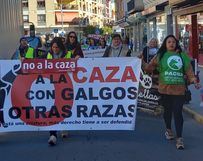 Un centenar de personas participa en una concentración contra la caza en Ciudad Real