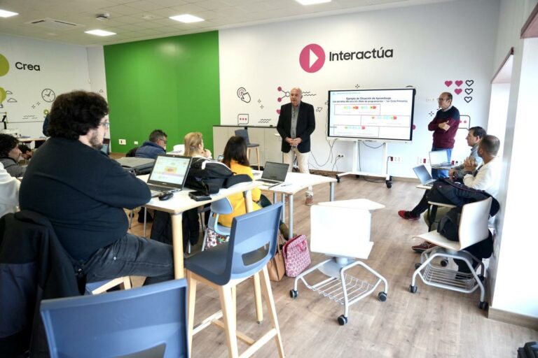 El Gobierno regional inicia la formación de docentes en conocimientos de robótica como parte del programa Código Escuela 4.0