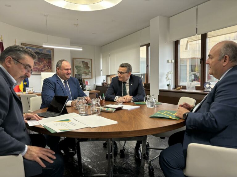 El Gobierno regional se reúne con responsables de Eurocaja Rural para estrechar vías de colaboración a favor del sector agropecuario