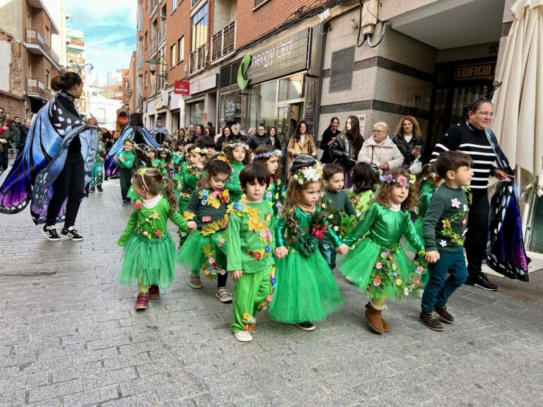 Los duendecillos y elfas del Colegio Enrique Tierno Galván desfilan por el centro de Puertollano