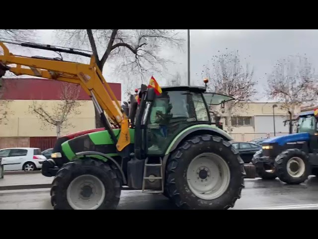 Decenas de tractores vuelven a cortar el tráfico en el centro de Ciudad Real