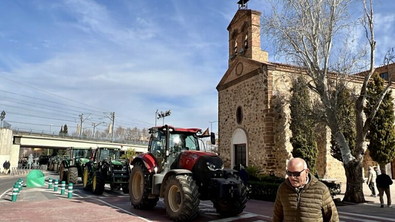 Gran tractorada en el centro de Puertollano por la «crítica» situación de los agricultores