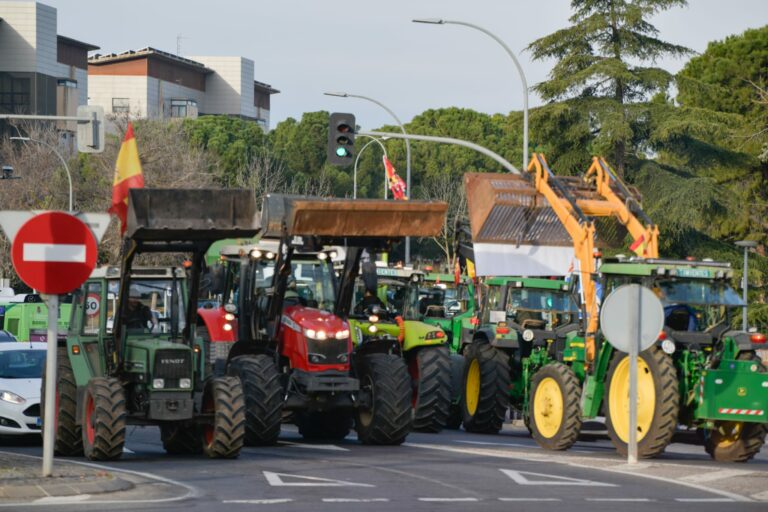 Decenas de agricultores se manifiestan en Ciudad Real