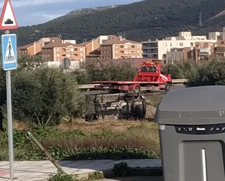Puertollano: Vuelca un segundo coche frente a la gasolinera de Carretera de Almodóvar