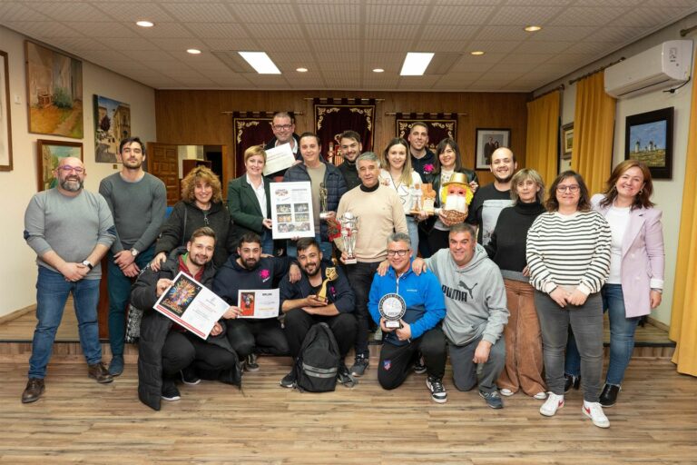 El Ayuntamiento de Argamasilla de Alba homenajea a la peña Los Imprevistos por su brillante trayectoria en el Carnaval 2024
