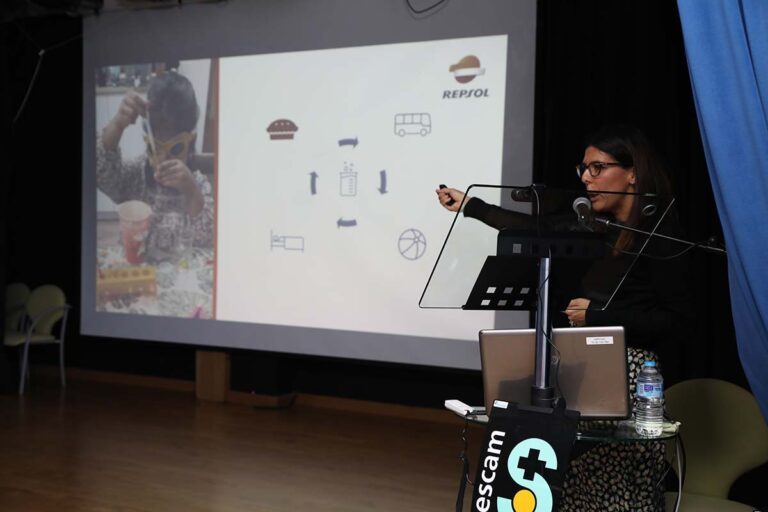 Repsol colabora con la sociedad de Puertollano en el impulso de las vocaciones científicas entre escolares