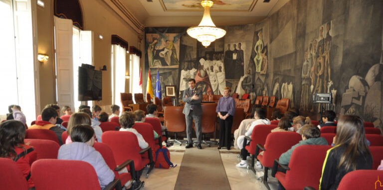 Los alumnos del CEIP Félix Grande de Tomelloso se acercan al sentido de la Diputación de mano de su presidente