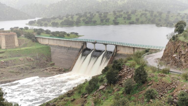 Puertollano: Los pantanos de cola descargan una brutal masa de agua en el Montoro, 20 hectómetros en apenas cinco días