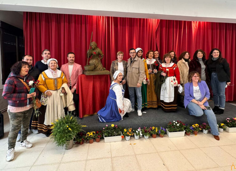 Sonia González muestra el apoyo de la Diputación a las tradiciones y a la igualdad en Albaladejo