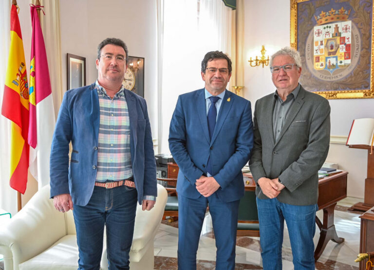 Carlos Tirado comparte con el presidente de la Diputación el éxito que ha registrado en la provincia la “Ruta Enfermera”