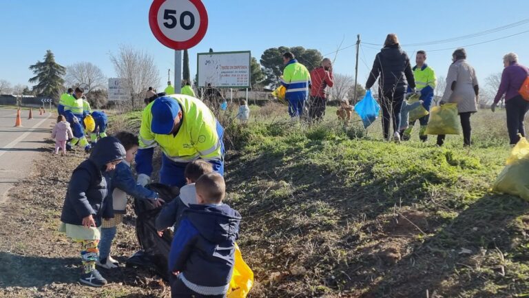 Plásticos y latas, protagonistas de la campaña de concienciación de basuraleza en Valdepeñas