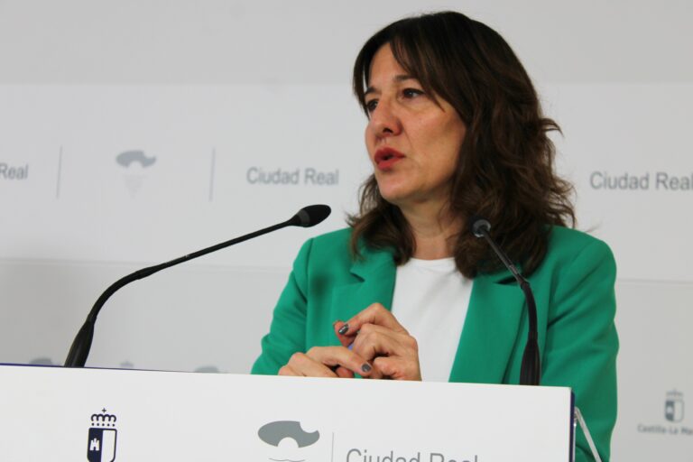 Blanca Fernández pide a Valverde que explique por qué con la anterior Corporación sí era posible asumir el coste íntegro del programa de apoyo nutricional a mayores y ahora no