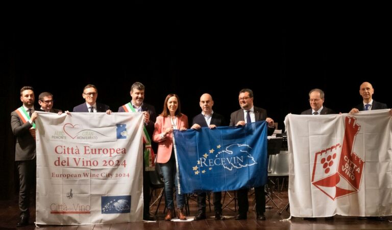 Rosa Melchor asiste como presidenta de RECEVIN a la presentación de la Ciudad Europea del Vino 2024 en Italia