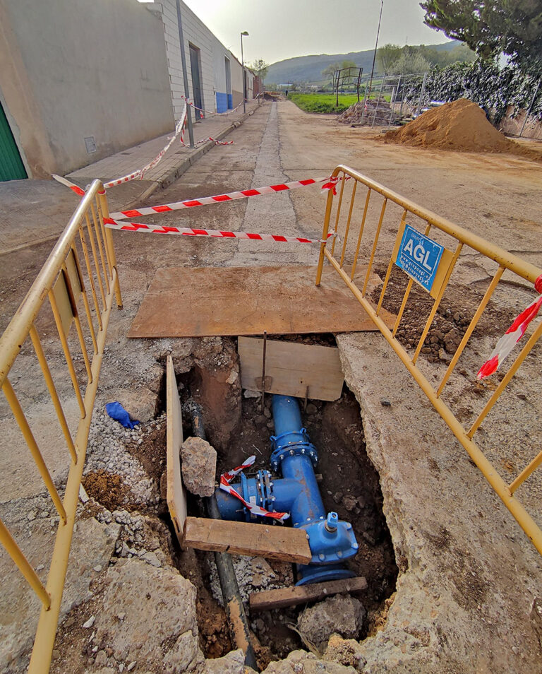 El Ayuntamiento de Almodóvar del Campo refuerza la red principal de traída de agua del depósito por las calles Virgen de Prado y Barbero