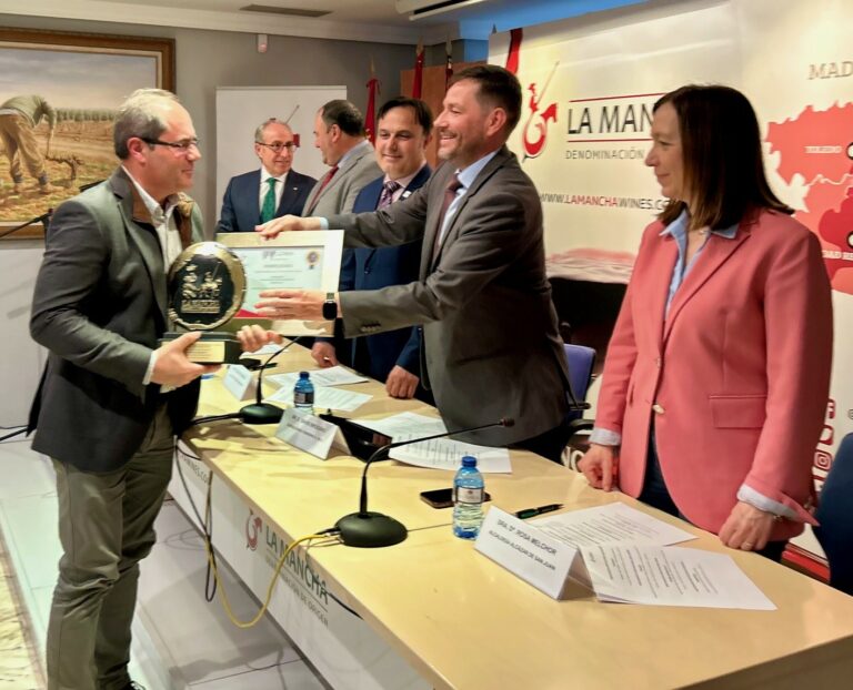 El subdelegado del Gobierno de España en Ciudad Real acompaña a las bodegas y viticultores de la DO La Mancha en la entrega de sus premios de calidad