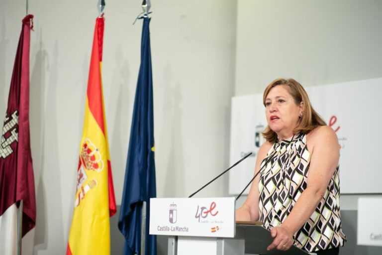Los taxistas de Ciudad Real conceden el ‘Quijotaxi de Honor’ a la exconsejera de Educación Rosa Ana Rodríguez