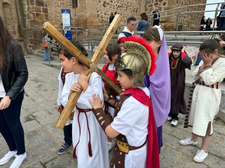 Puertollano: El vía crucis de los alumnos del colegio María Inmaculada anuncia la Semana Santa
