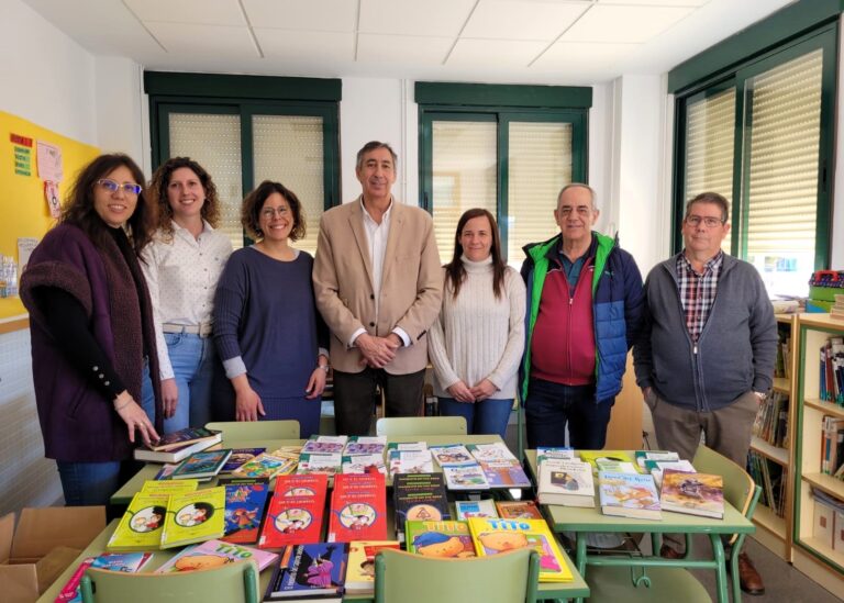 El Gobierno de Castilla-La Mancha fomenta la lectura escolar con la entrega de un lote de 250 libros al colegio de Santa Cruz de los Cáñamos