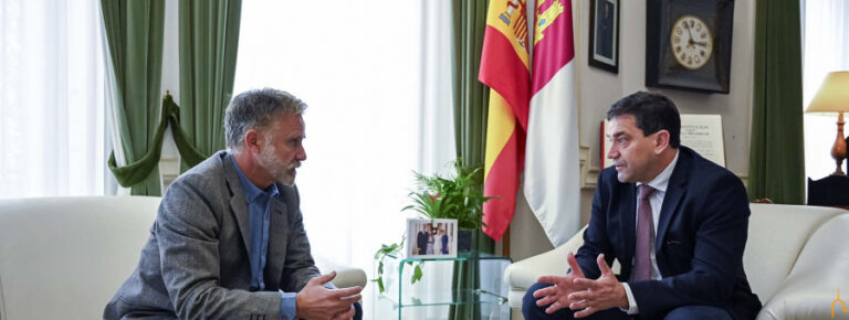 El alcalde de Fuenllana se muestra ilusionado por el futuro del municipio tras mantener una reunión con el presidente de la Diputación