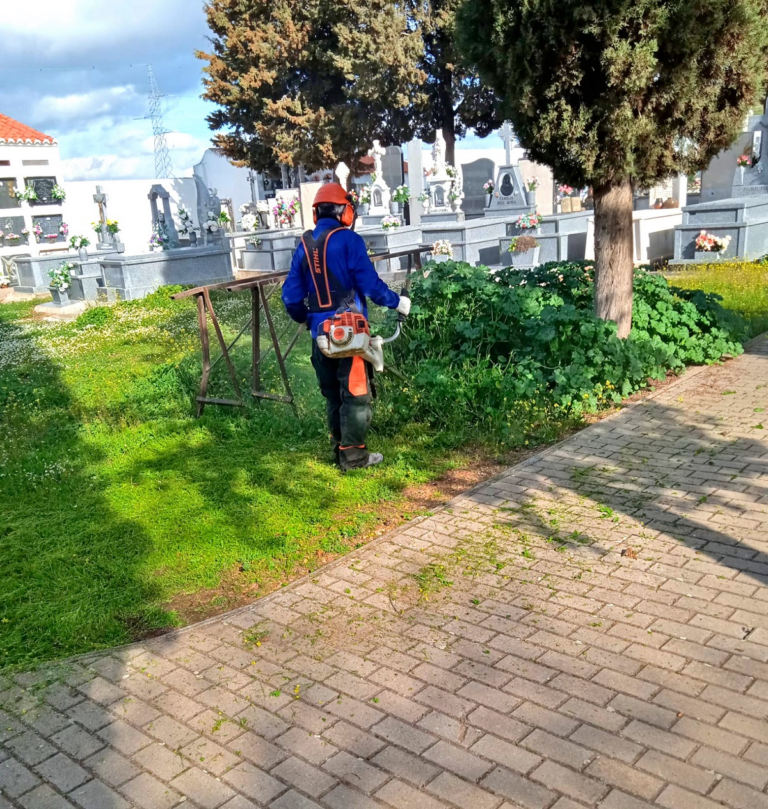 Desbroce y limpieza integral del cementerio de El Villar de Puertollano con motivo del día del padre