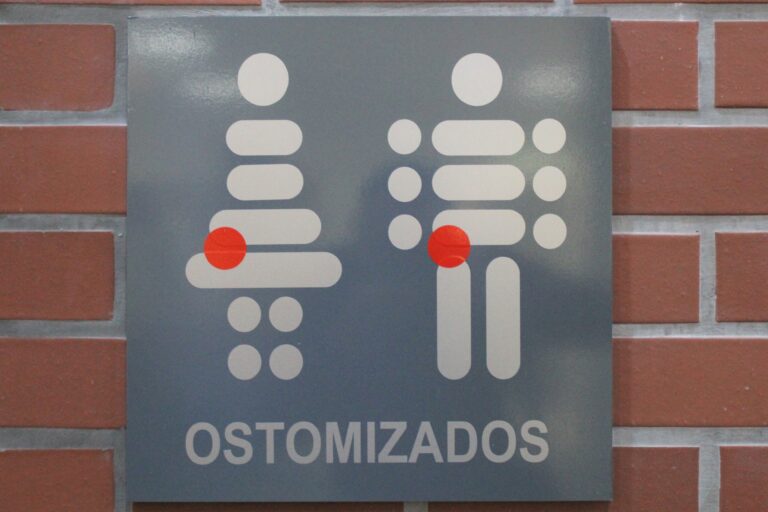 El Hospital de Ciudad Real adapta dos baños para personas con ostomías junto al área de espera de pacientes en itinerancia