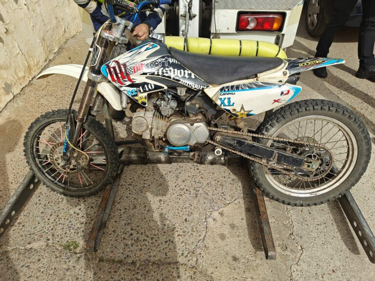 El motorista que circulaba por Puertollano sin matrícula, sin carné y con un cuchillo