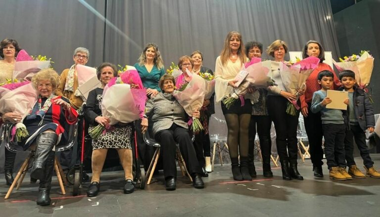 Corral de Calatrava homenajea la longevidad de 5 mujeres y a sus trabajadoras de ayuda a domicilio