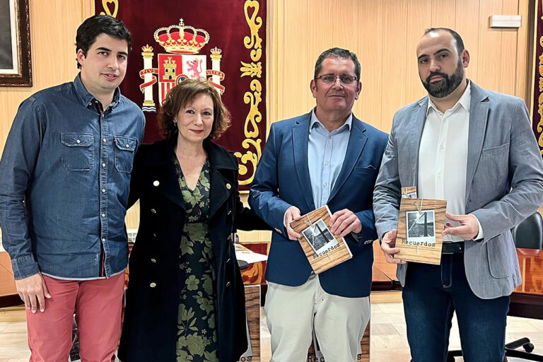 Cruz Dueñas presentó su novela ‘Recuerdos’ en Argamasilla de Calatrava