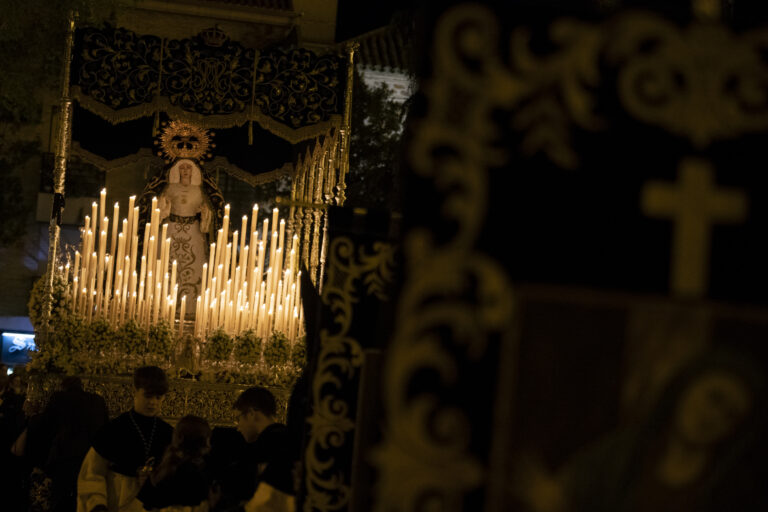 Solemne procesión del Santo Entierro en una tregua del temporal