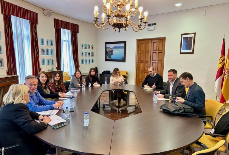 El subdelegado del Gobierno se reúne  con varias ONG de ayuda humanitaria