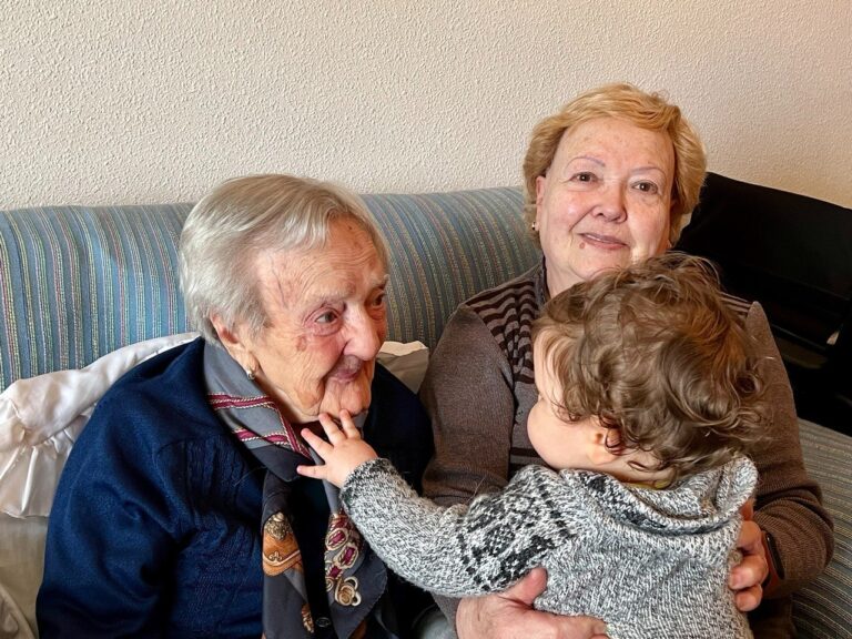 La historia de amor de Dolores Buitrago: La abuela de Castilla-La Mancha encara 110 años arropada por su familia en Puertollano