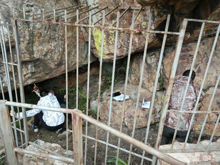 Fuencaliente trabaja en recuperar el yacimiento rupestre del Escorialejo