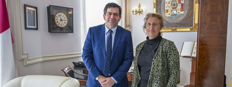 La alcaldesa de Hinojosas le traslada a Valverde la necesidad de aumentar la capacidad de la potabilizadora